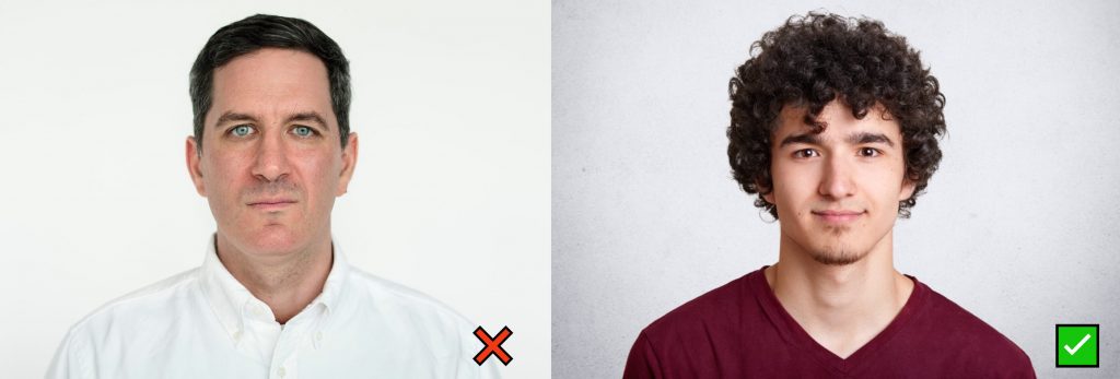 um homem de branco e um homem de vermelho escuro